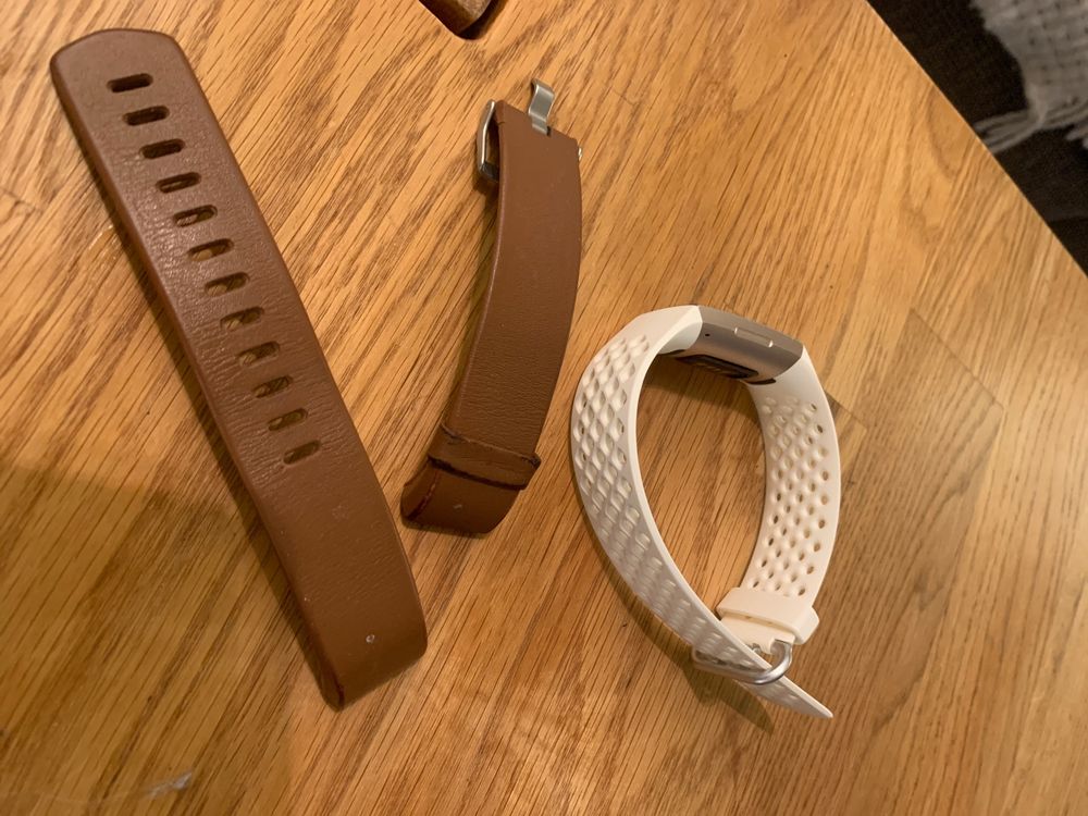 Fitbit Armbänder x 2 in weiss und braun, für Charge 3 Kaufen auf Ricardo