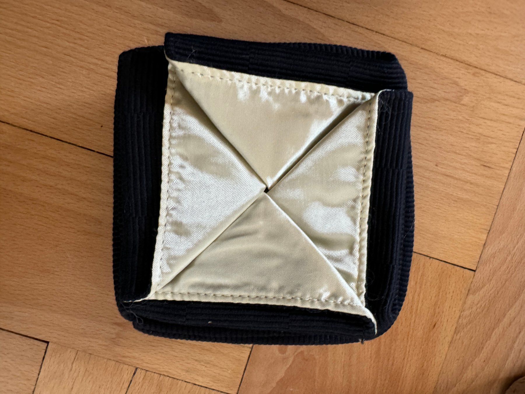 Custodie per cosmetici: Original Swissair First Class Flight Kit – Nuovo e nell'imballaggio originale da Zürich venduto da designloverin