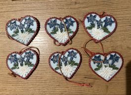 5x Herzanhänger mit Edelweiss, Keramik, Vintage Stil