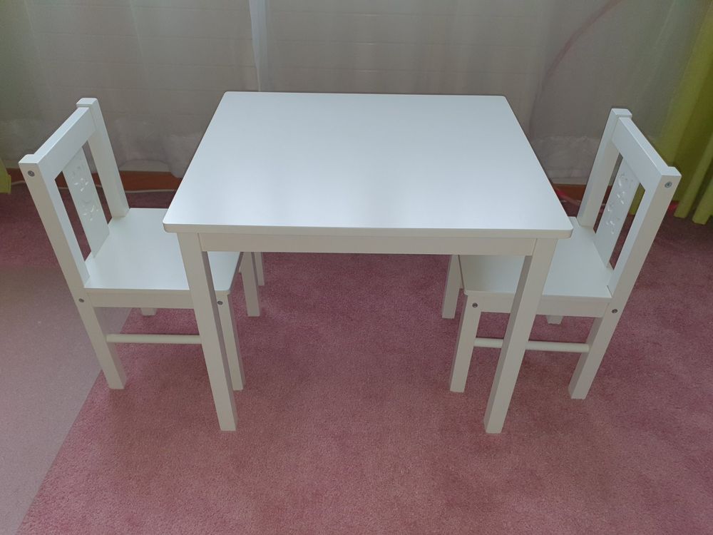 IKEA Kindertisch und zwei Stühle Kaufen auf Ricardo
