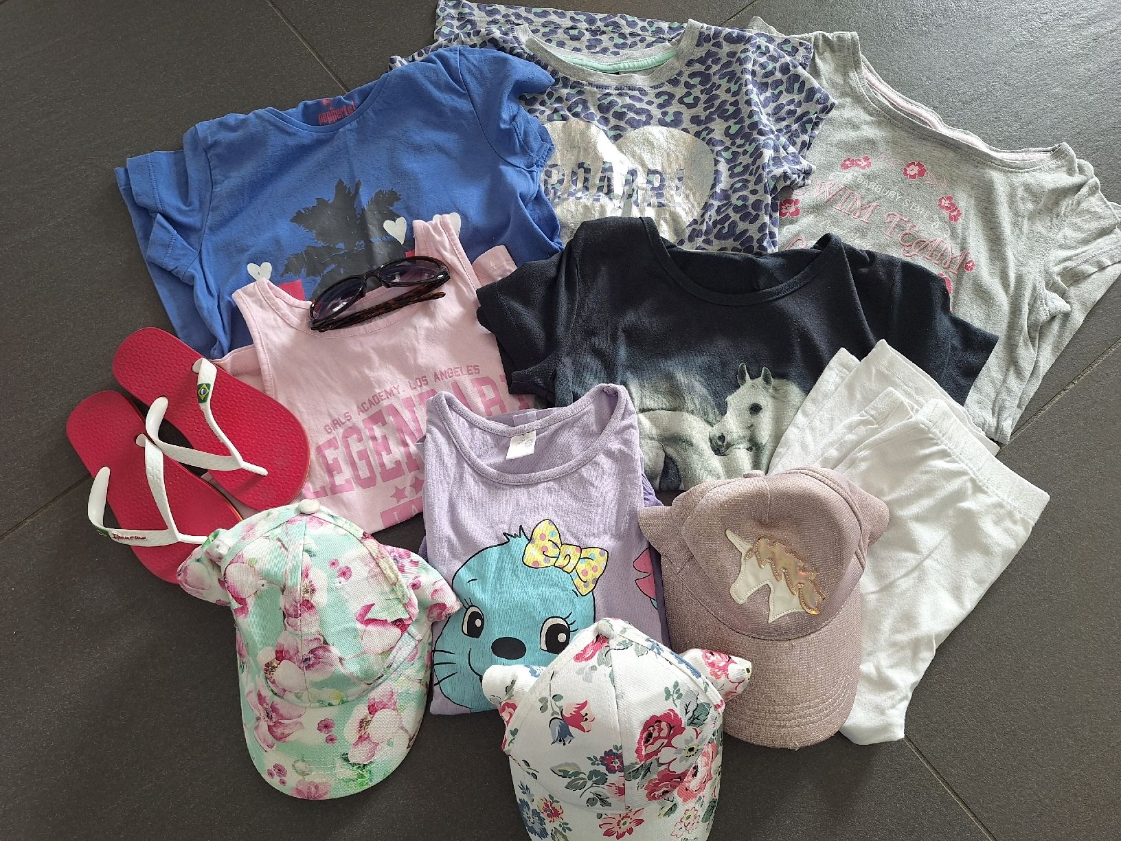 Lotti & Set di vestiti: Sommer Kleiderpaket Mädchen Gr. 122 / 128 – Usato da Brittnau venduto da Norge77