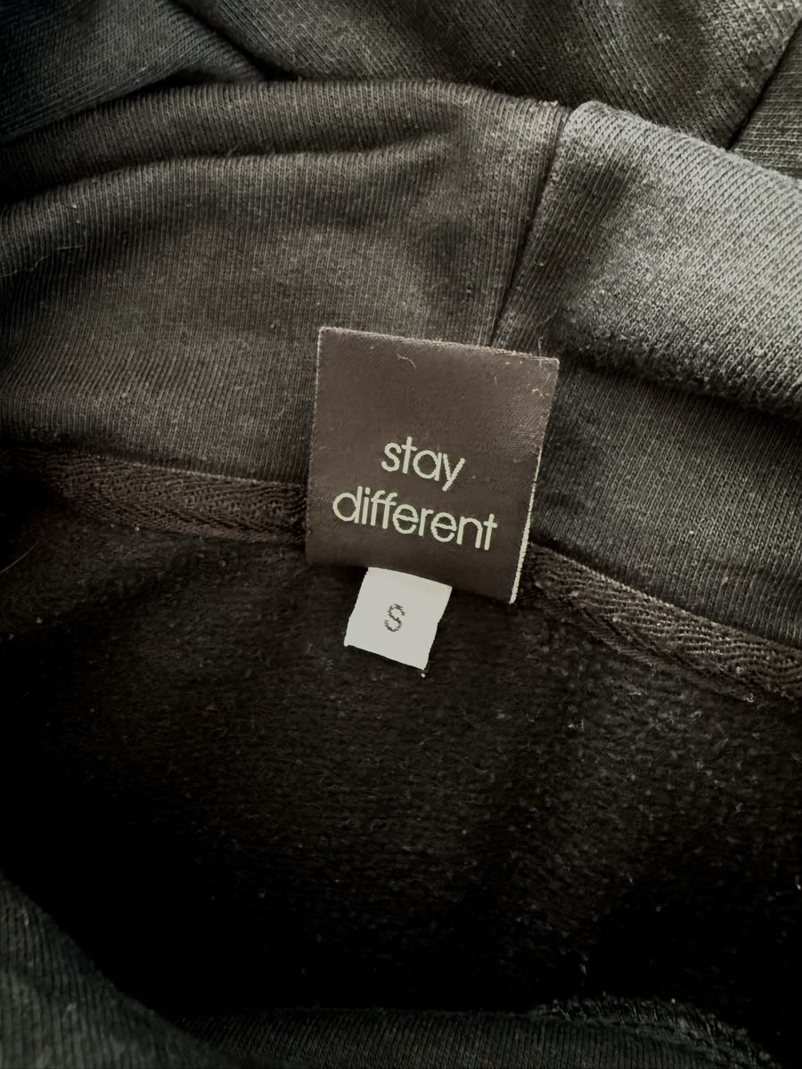 Pulls & Sweat-shirts: Kapuzenpullover schwarz Grösse S – D'occasion à Richterswil par KAYLEIGH_77 4