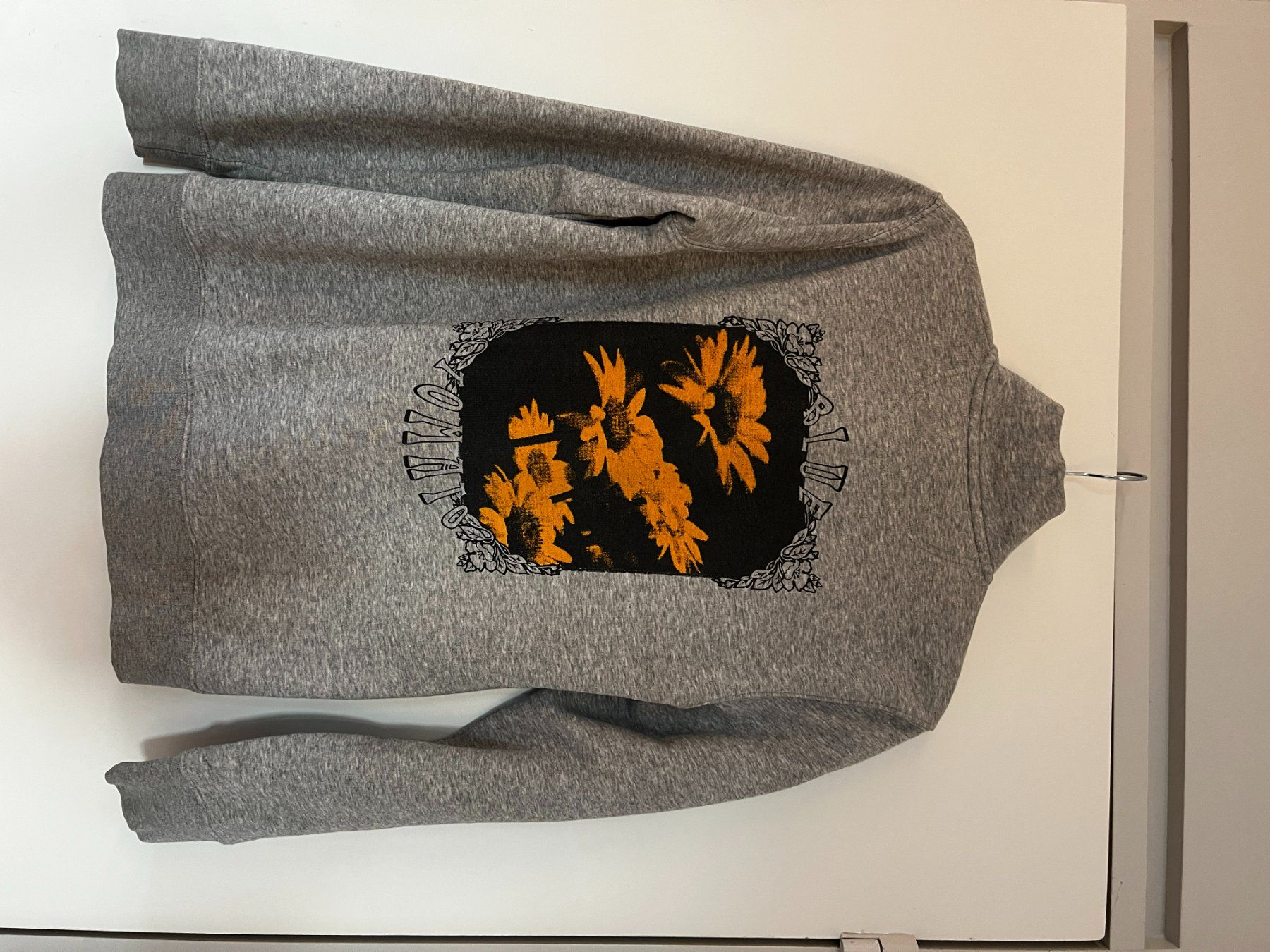 Maglioni & Felpe: Grauer Pullover mit Blumenprint – Usato da Seuzach venduto da anina.k 1
