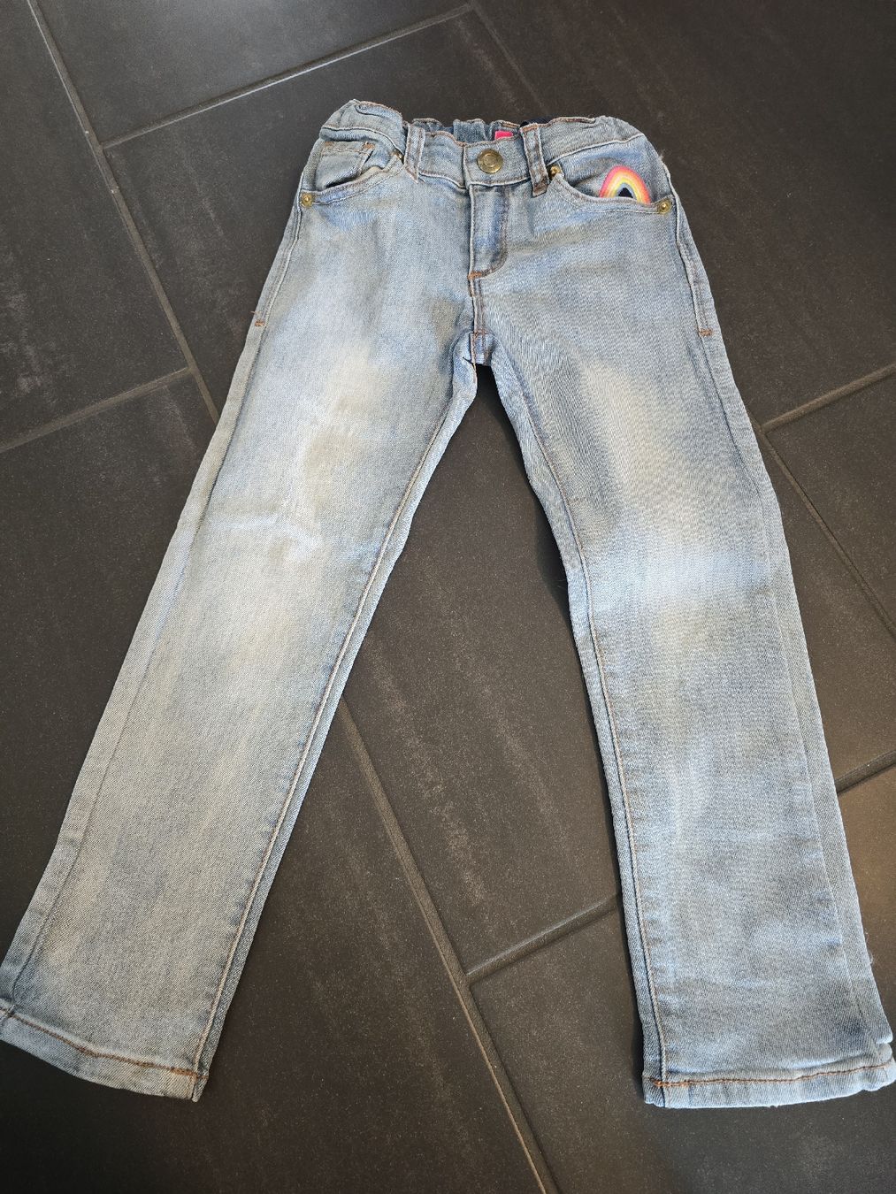 Pantaloni: Mädchen Jeans Gr. 104 mit Regenbogen  Motiv – Usato da Unterentfelden venduto da Panda-87