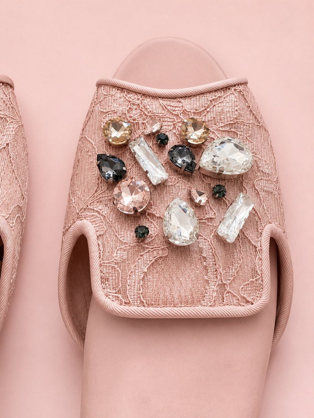 Damenschuhe: Wunderschöne hellrosa Pantoletten mit  Steinen – Gebraucht aus Genève von Mycollection 1