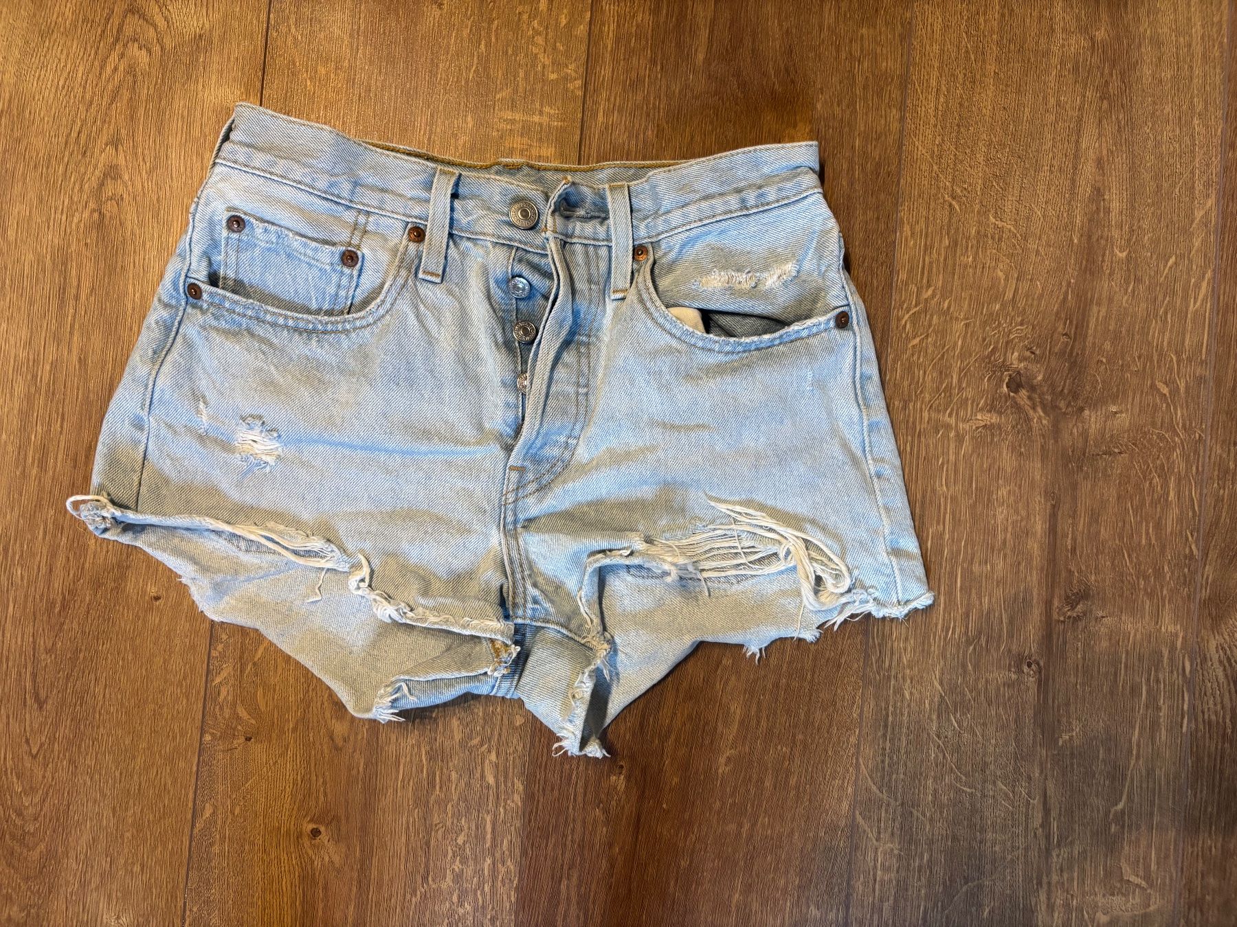 Levi's Jeans: Short Levis – Usato da St-Saphorin-Lavaux venduto da cin_c6cy