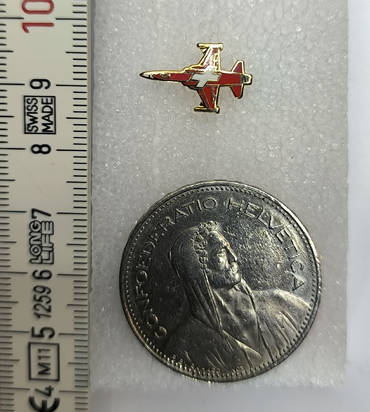 Swiss Plaketten & Abzeichen: Pin Flugzeug Schweizer Luftwaffe  – Gebraucht aus Boniswil von ilk_qkq5
