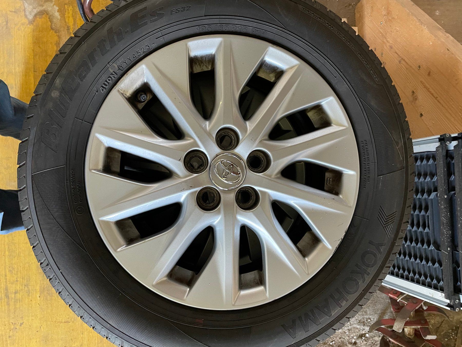 Toyota Sonstiges Fahrzeugzubehör: TOYOTA, Sommerräder mit Alufelgen – Gebraucht aus Bratsch von rubu01