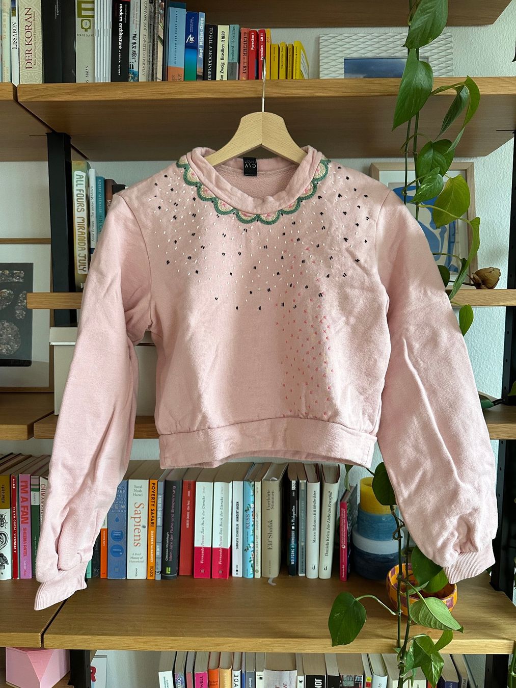 Pullover & Sweatshirts: Cuter Pulli in blush mit Stickerei – Gebraucht aus Zürich von Honeyboo