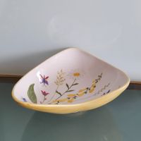 Fröhliche Keramikschale im modernen Vintage-Design, zertramp