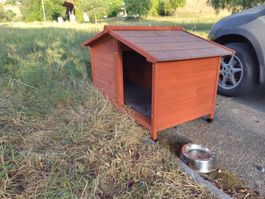 Hundehütte für draussen. Holz. Grösse M, guter Zustand.