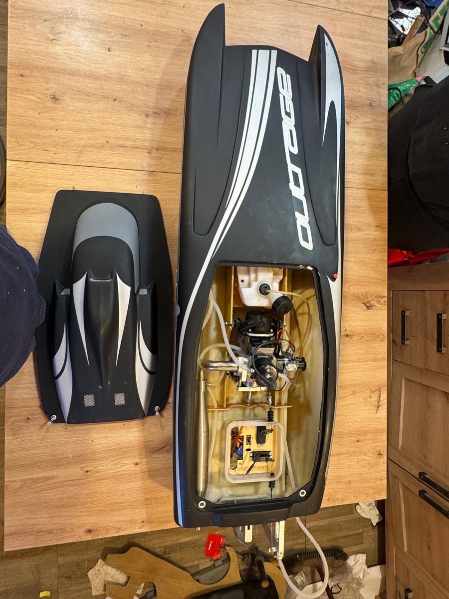 RC Modellbau: Bateau d'occasion Outrage noir – Neu (gemäss Beschreibung) aus Chêne-Bourg von flo_5lsp