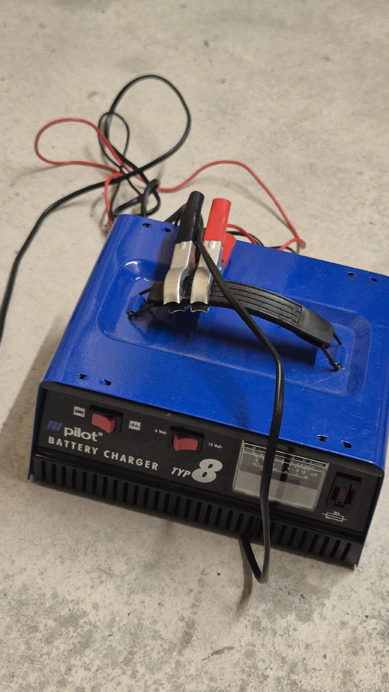 Caricabatterie: Pilot Batterieladegerät Typ 8- 6V/ 12V, 8A – Usato da Zürich venduto da kirkfdjg