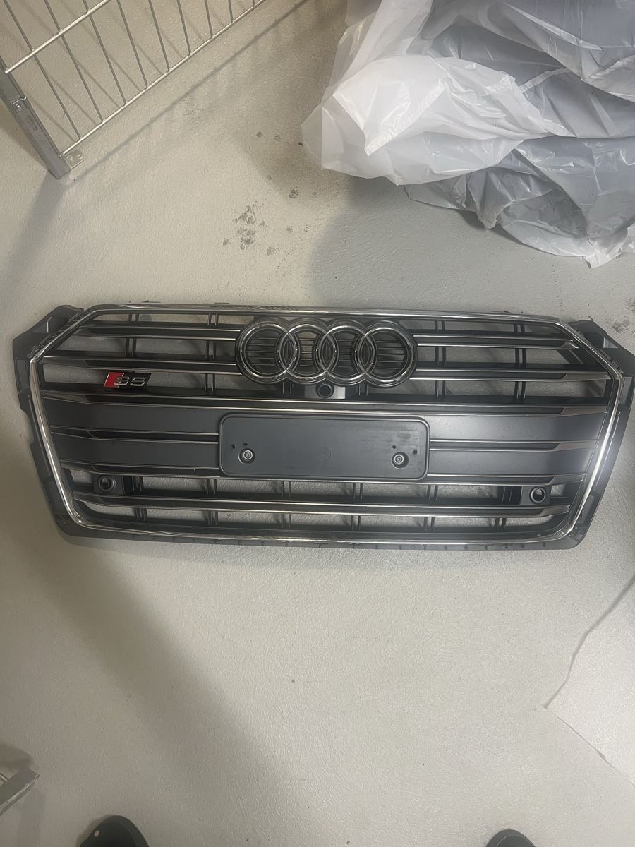 Audi Tutti pezzi di ricambio auto: Audi S5 2017 Kühlergrill – Usato da Beinwil am See venduto da justin..