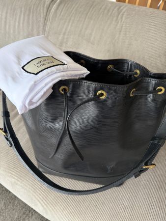 Louis Vuitton Epi Noe Grand in Schwarz