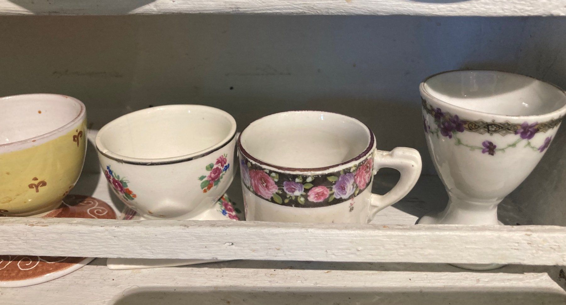 Altre Stoviglie: Eierbecher mit Holzregal, shabby chic – Usato da Rumlikon venduto da Ambiente_Brocante 3