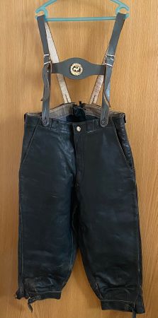 1 Kinder-Lederhose für ein Junge