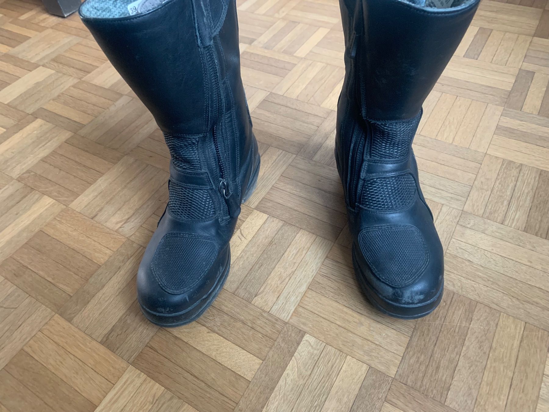 Chaussures femmes: Motoradstiefel mit erhöhtem Absatz – D'occasion à Winterthur par Wellenreiter88 2