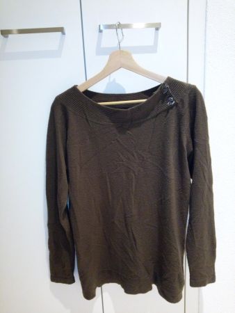 Brauner Pulli, mit leichtem Carmen Ausschnitt, in M