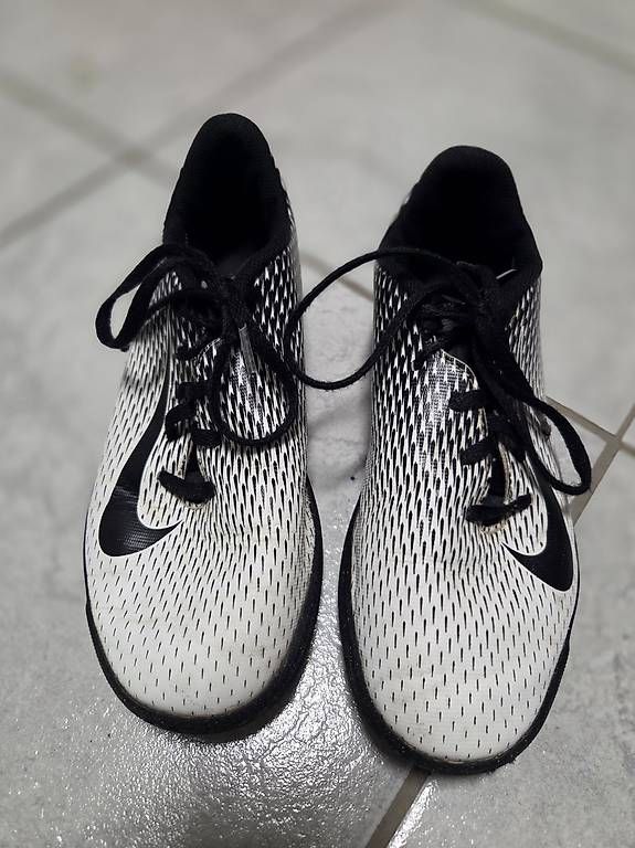 Scarpe per ragazzi: Hallenschuhe Nike Grösse 38.5 – Usato da Goldach venduto da ladybird75 2