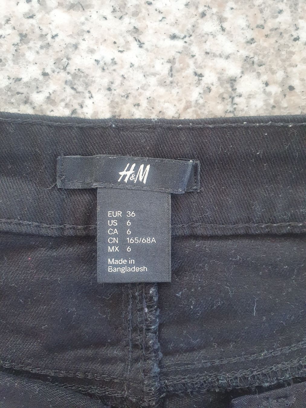 H&M Pantaloni: Schwarze H&M Shorts, Grösse 36 – Usato da Moosseedorf venduto da Sonnenschein.. 1