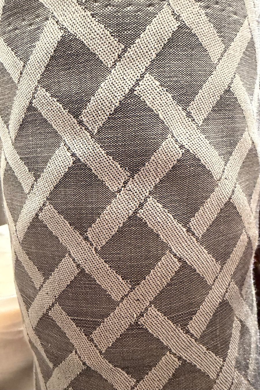 Tessuti: Jacquard Seide im Rautenmuster, Farbe grau/hellgrau B 1.15 m – Nuovo (secondo la descrizione) da Schwerzenbach venduto da einblick 2