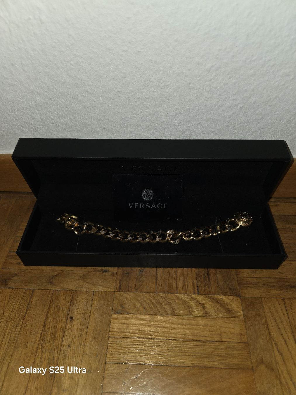 Versace Bracciali & Braccialetti: Bracelet Versace Medusa Doré – Nuovo (secondo la descrizione) da Meyrin venduto da Babs17
