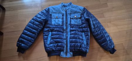 Herren Steppjacke mit Jeans