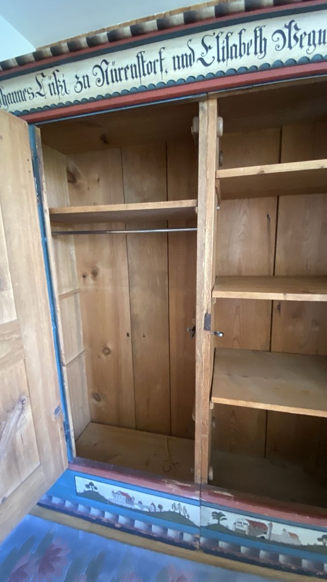 Armoires: Antiker Bauernschrank mit Bemalung – D'occasion à Männedorf par WBM 2