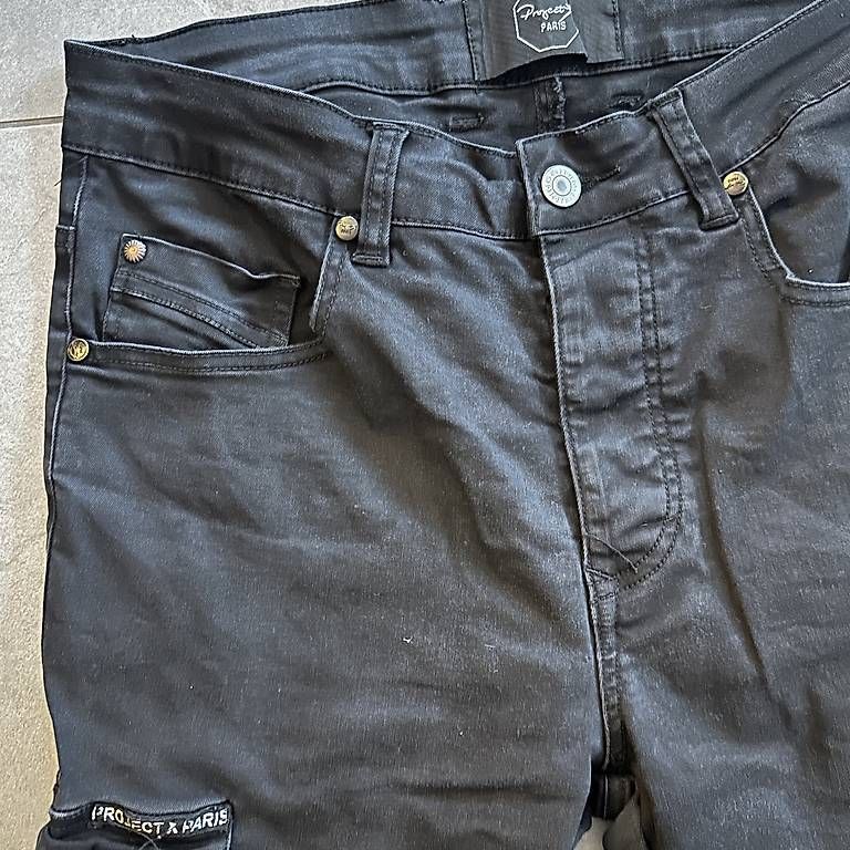 Pantaloni: pantalon cargo size 29, avec poche noir – Usato da La Chaux-de-fonds venduto da ccjp 3