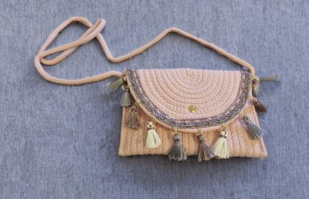 Borsa a tracolla rosa con nappine 