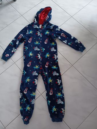 Flauschiger Kinder-Onesie mit Weltraum-Motiv
