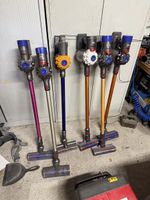 Aspirateurs Dyson V8 lot divers accessoires bon état