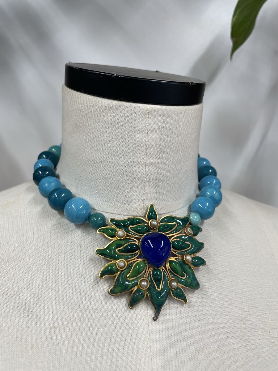 Catenine: Kette mit Blumenanhänger und blauen Perlen  – Usato da Steffisburg venduto da kla_65qs