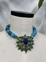Kette mit Blumenanhänger und blauen Perlen 