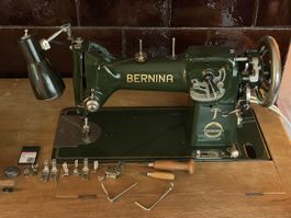 Bernina Zickzack 117, revidiert mit Zubehör, E-Motor, Tisch