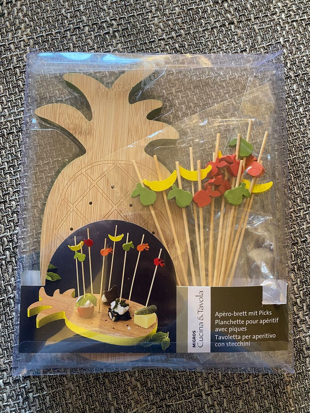 Migros Elettrodomestici da cucina: Apéro-Brett mit Picks in Ananasform / Planchette p. apéritif – Nuovo e nell'imballaggio originale da Gümligen venduto da Farrolito