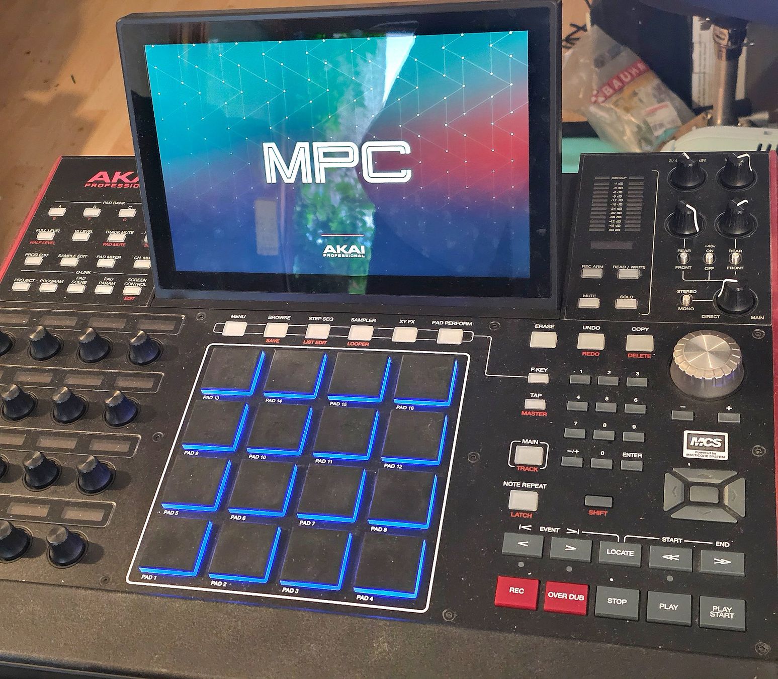 Akai Musikinstrumente: Akai MPC X mit Transportbag – Gebraucht aus dietikon von Pfann1
