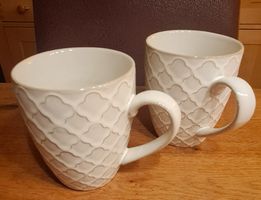2 Kaffeebecher, cremefarben mit Muster, neuwertig