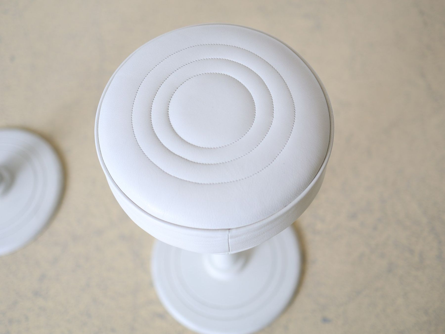 Hocker: Eileen Gray Barhocker | Weiss, Chrom – Gebraucht aus Meinisberg von atelier_TILIJA 5