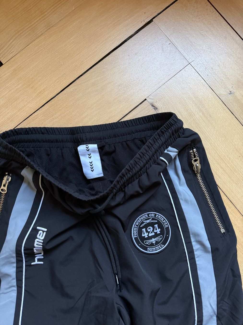 Hummel Hosen: HUMMEL - Trainerhose schwarz-grau S – Gebraucht aus Zürich von Diazaio 2