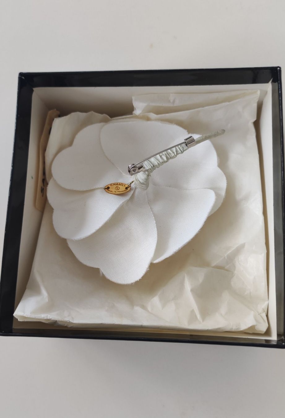 Chanel Spille & Fermagli: Chanel silk Camelia brooch pin – Usato da Zug venduto da LindaManga 1