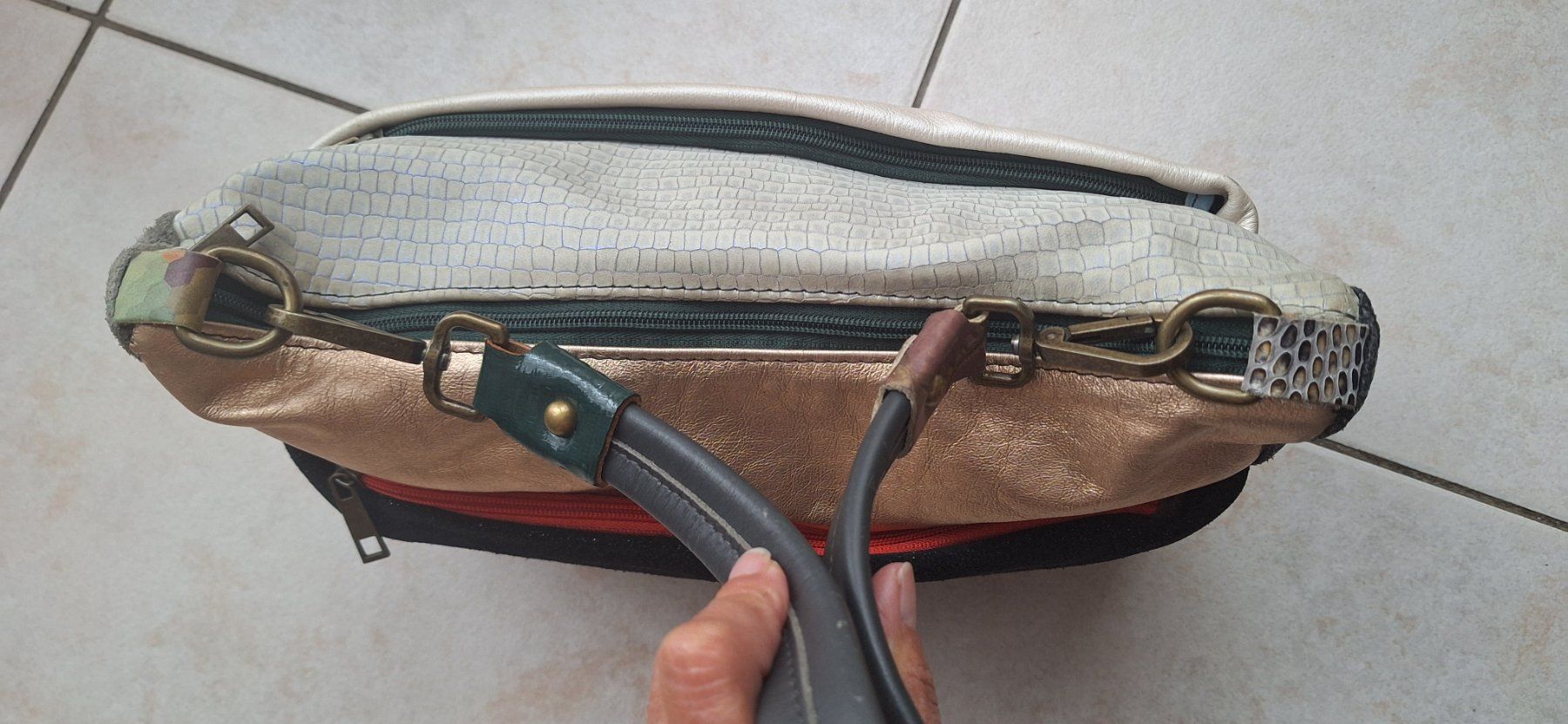 Borse da donna: Sac Ebarrito 100% cuir, multicolore – Usato da St-Triphon venduto da Jldr0 8