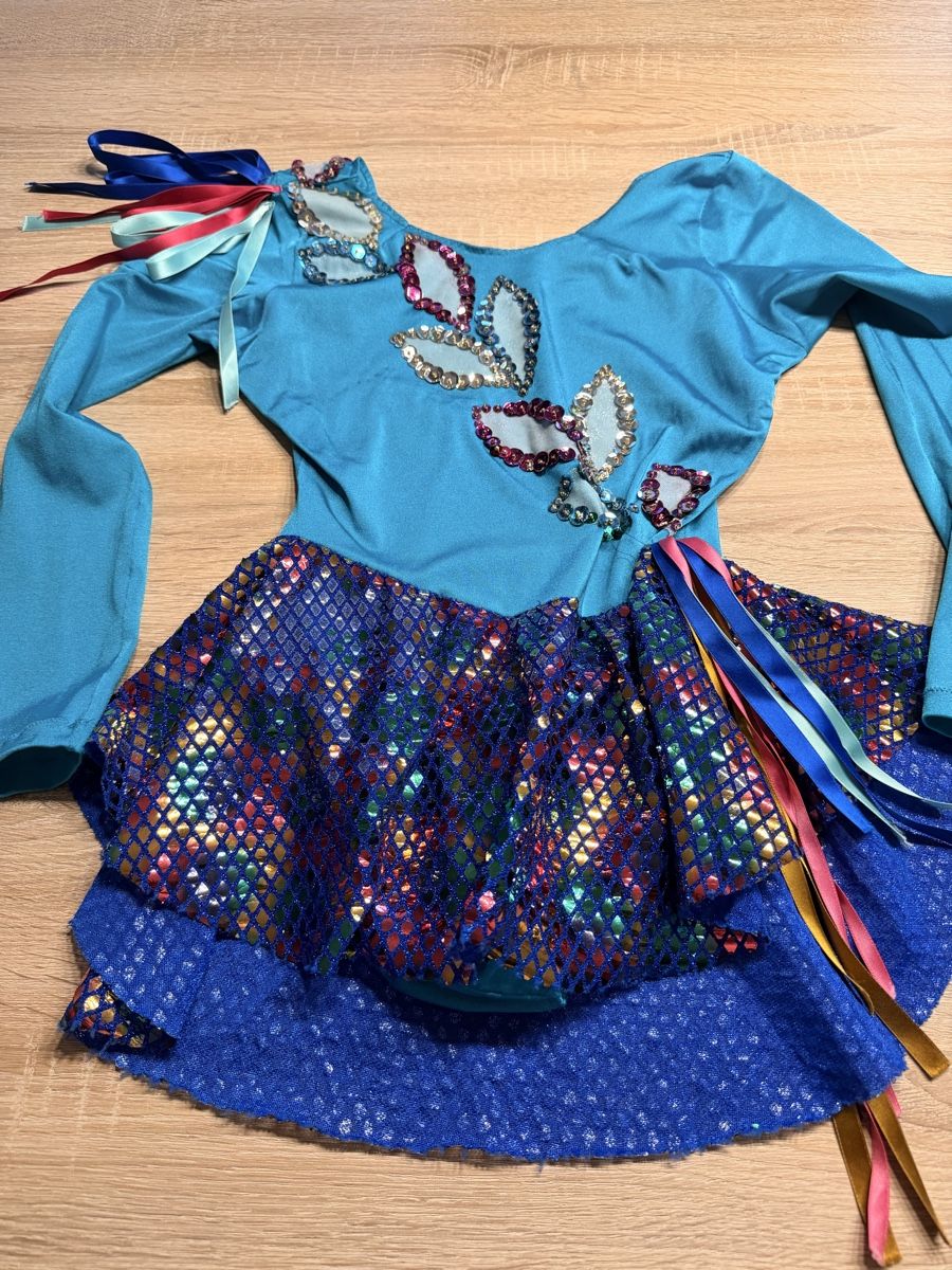 Scarpe, pantaloni & magliette da ginnastica: Eiskunstlaufkleid hellblau, Gr. 140 – Usato da Trimbach venduto da Schwaenchen