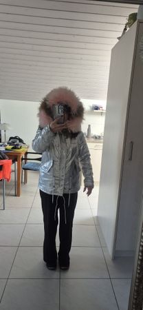 Silberne Winterjacke mit Fellkapuze, Grösse S, neuwertig!