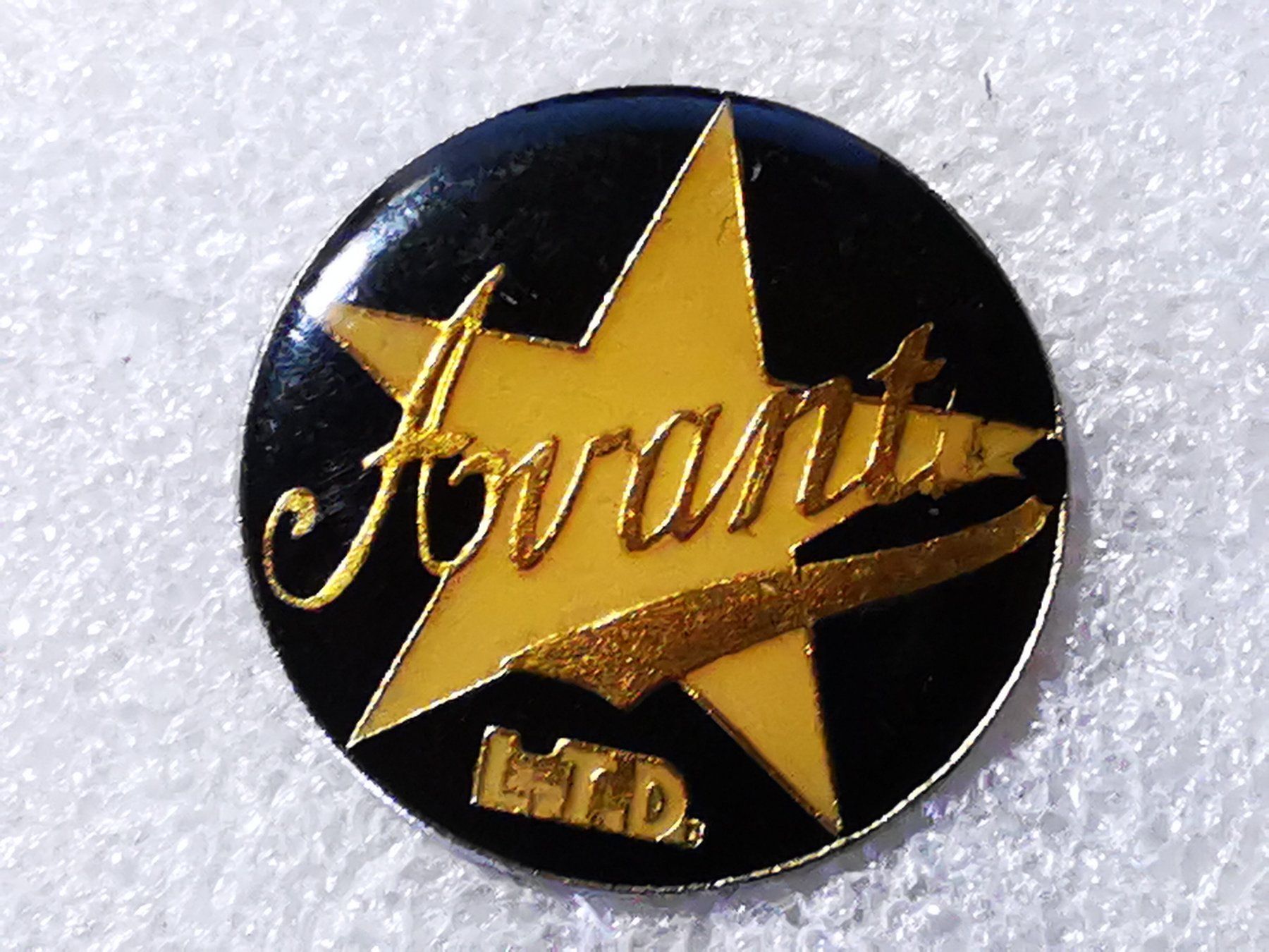 Plaketten & Abzeichen: Ansteckpin 46: Avant L.T.D. – Gebraucht aus Oppligen von Pin-Fall-Shop