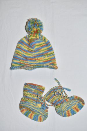 Herbst Handgestricktes Babyset, Mütze und Söckchen neuwertig