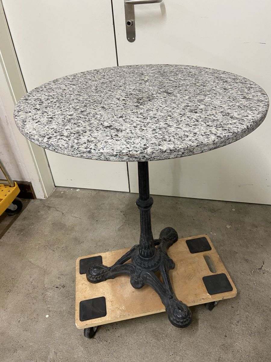Tables: Runder Granit Tisch mit Eisenfuss Gartentisch Bistro – D'occasion à Dietikon par brocki-eyra 6