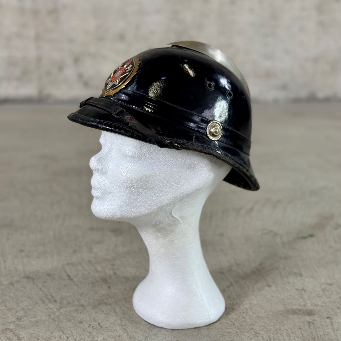 Pompieri: Antiker Feuerwehrhelm mit Emblem – Usato da Basel venduto da Brocki-auf-dem-Wolf