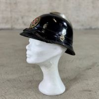 Antiker Feuerwehrhelm mit Emblem